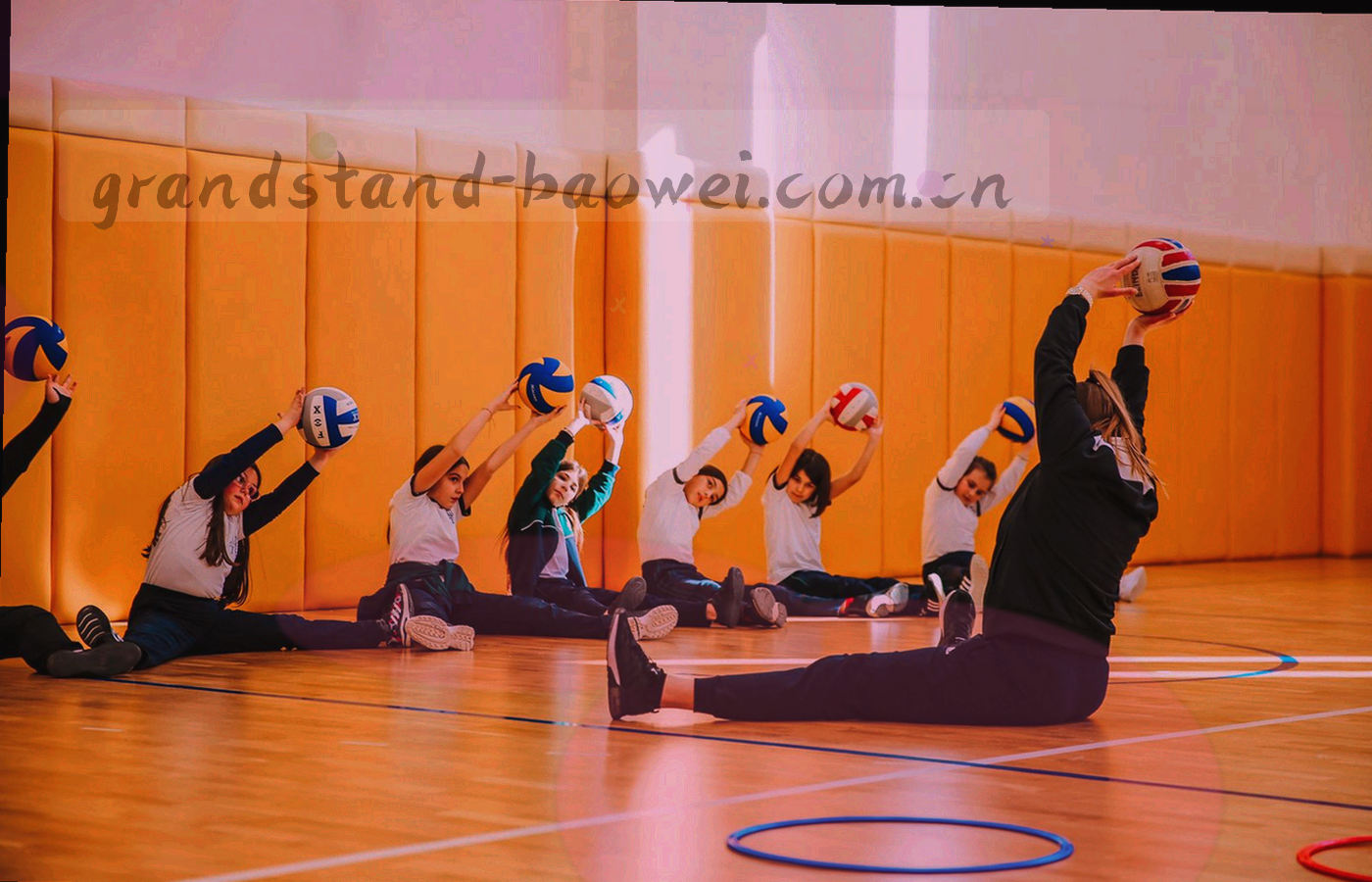 客服工作台上摊开的赛事资料与耳麦